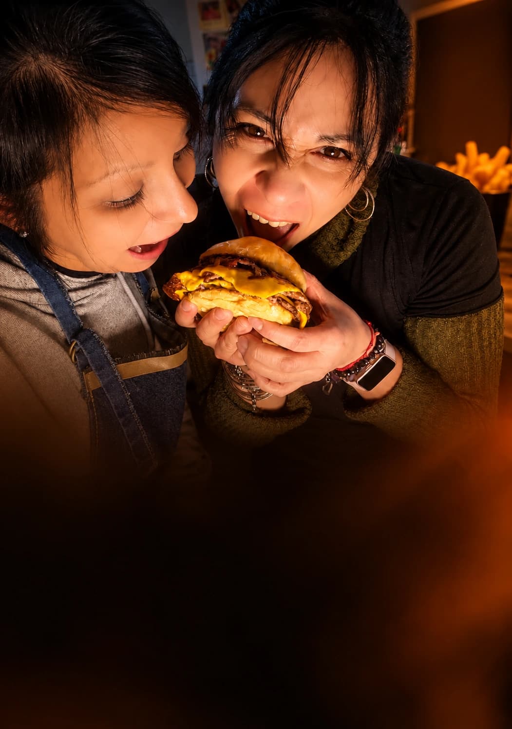 Las dos hermanas fundadoras de Smashera compartiendo una hamburguesa